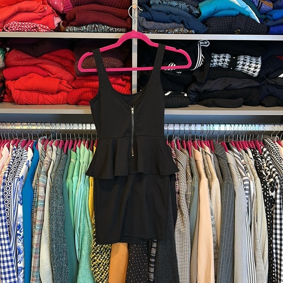 Forever 21 black sleeveless v back zipper closure peplum dress size S - Picture 3 of 3